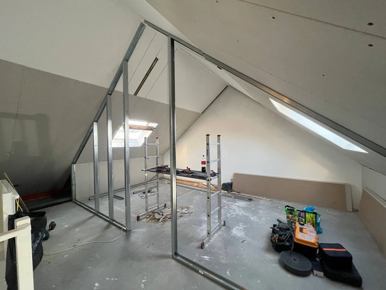 Frame for a new plasterboard partition wall in an attic