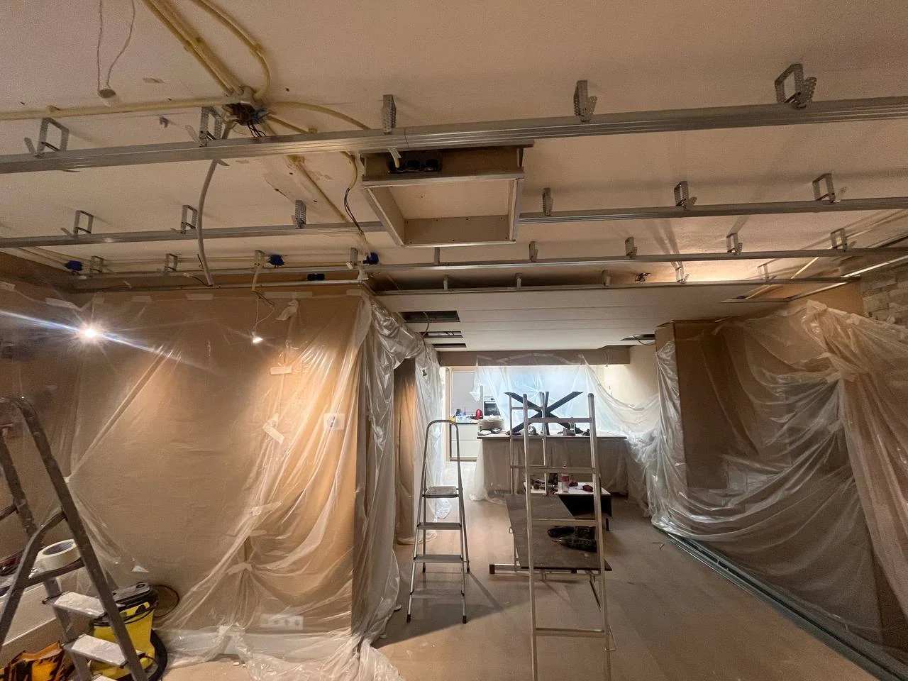 Installation of a suspended plasterboard ceiling with lighting cut-outs